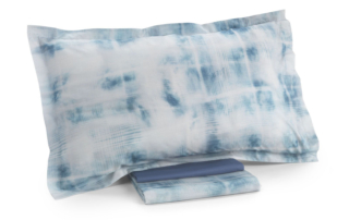 Il completo matrimoniale Diesel Tartan bleach di Mirabello Carrara è composto da lenzuola e federe in in percalle di puro cotone decorato da un motivo astratto nei toni del blu su fondo bianco. Prezzo a partire da 181 euro. www.mirabellocarrara.it Il completo matrimoniale Diesel Tartan bleach di Mirabello Carrara è composto da lenzuola e federe in in percalle di puro cotone decorato da un motivo astratto nei toni del blu su fondo bianco. Prezzo a partire da 181 euro. www.mirabellocarrara.it