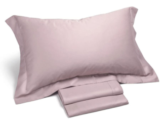 Il completo lenzuola matrimoniale Raso di Caleffi sono realizzate in raso di puro cotone tinta unita in una raffinata sfumatura di rosa. Prezzo 173,99 euro. www.caleffionline.it Il completo lenzuola matrimoniale Raso di Caleffi sono realizzate in raso di puro cotone tinta unita in una raffinata sfumatura di rosa. Prezzo 173,99 euro. www.caleffionline.it