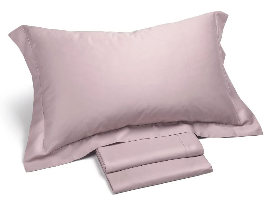 Il completo lenzuola matrimoniale Raso di Caleffi sono realizzate in raso di puro cotone tinta unita in una raffinata sfumatura di rosa. Prezzo 173,99 euro. www.caleffionline.it Il completo lenzuola matrimoniale Raso di Caleffi sono realizzate in raso di puro cotone tinta unita in una raffinata sfumatura di rosa. Prezzo 173,99 euro. www.caleffionline.it