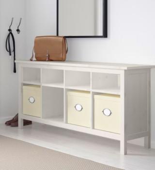 Pratico e funzionale il tavolo consolle Hemnes di Ikea Italia che può essere posizionato vicino alla porta di entrata: permette di lasciare borse e oggetti sul ripiano e di riporre le scarpe all'interno dei contenitori opzionali negli otto scomparti presenti. È realizzata in pino massiccio verniciato bianco.  Misura L 157 x P 40 x H 74 cm. Prezzo 229 euro. www.ikea.com Pratico e funzionale il tavolo consolle Hemnes di Ikea Italia che può essere posizionato vicino alla porta di entrata: permette di lasciare borse e oggetti sul ripiano e di riporre le scarpe all'interno dei contenitori opzionali negli otto scomparti presenti. È realizzata in pino massiccio verniciato bianco.  Misura L 157 x P 40 x H 74 cm. Prezzo 229 euro. www.ikea.com