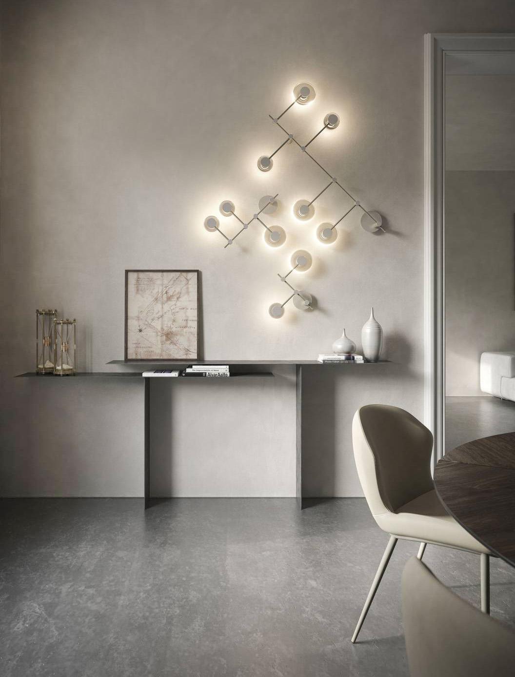 Si trasforma nella protagonista del living la consolle Tee di Cattelan Italia completamente realizzata in lamina di acciaio che ne sottolinea il design contemporaneo ed elegante. È composta da due ripiani sottili, prodotti grazie a tecniche di manifattura di precisione, con gli angoli appaiono smussati con cura, ed è rifinita con la speciale tecnica Brushed, una spazzolatura a mano libera, che dà vita a leggeri graffi, impercettibili al tatto, che danno vita ad una decorazione metallica. Misura L 180 x P 25 x H 72 cm. Prezzo su richiesta. www.cattelanitalia.com Si trasforma nella protagonista del living la consolle Tee di Cattelan Italia completamente realizzata in lamina di acciaio che ne sottolinea il design contemporaneo ed elegante. È composta da due ripiani sottili, prodotti grazie a tecniche di manifattura di precisione, con gli angoli appaiono smussati con cura, ed è rifinita con la speciale tecnica Brushed, una spazzolatura a mano libera, che dà vita a leggeri graffi, impercettibili al tatto, che danno vita ad una decorazione metallica. Misura L 180 x P 25 x H 72 cm. Prezzo su richiesta. www.cattelanitalia.com