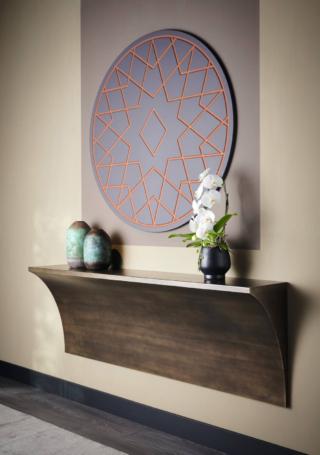 Una vera e propria scultura monolitica appesa a parete il modello Tropea di Cantori. Il design essenziale mette in risalto il materiale con cui è realizzata: ferro curvato con finitura in bronzo patinato realizzata completamente a mano. Misura L 180 x P 32 x H 62 cm. Prezzo 1.740 euro. www.cantori.it Una vera e propria scultura monolitica appesa a parete il modello Tropea di Cantori. Il design essenziale mette in risalto il materiale con cui è realizzata: ferro curvato con finitura in bronzo patinato realizzata completamente a mano. Misura L 180 x P 32 x H 62 cm. Prezzo 1.740 euro. www.cantori.it