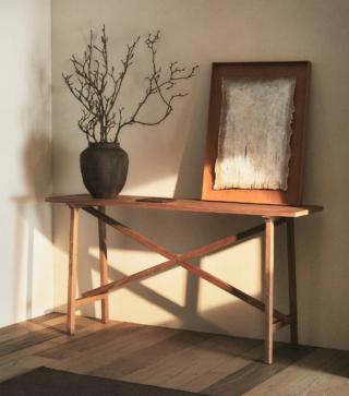 Tutto il fascino del legno per la grande consolle di Zara Home dallo stile piacevolmente rustico: è completamente realizzata in legno di olmo. Nella parte inferiore è presente una crociera che ne aumenta la stabilità e si trasforma in un motivo decorativo a parete. Misura L 160 x P  40 x H 80 cm. Prezzo 399 euro. www.zarahome.com Tutto il fascino del legno per la grande consolle di Zara Home dallo stile piacevolmente rustico: è completamente realizzata in legno di olmo. Nella parte inferiore è presente una crociera che ne aumenta la stabilità e si trasforma in un motivo decorativo a parete. Misura L 160 x P  40 x H 80 cm. Prezzo 399 euro. www.zarahome.com