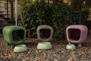 L'innovativa cuccia Pancuccia di United Pets non è solo comoda e accogliente per i nostri cuccioli, ma è anche un oggetto design in grado di “arredare” la nostra casa. Ha l'aspetto di una piccola panca, con un effetto capitonné, che cela al suo interno un vano in grado di accogliere animali di piccola e media taglia; è realizzata in polietilene, igienico e lavabile, e corredata di un cuscino interno bicolore. La linea elegante permette di collocarla con facilità in qualsiasi ambiente, indoor o outdoor. www.unitedpets.com – Fuorisalone, High Tech, Piazza Venticinque Aprile 12, Milano L'innovativa cuccia Pancuccia di United Pets non è solo comoda e accogliente per i nostri cuccioli, ma è anche un oggetto design in grado di “arredare” la nostra casa. Ha l'aspetto di una piccola panca, con un effetto capitonné, che cela al suo interno un vano in grado di accogliere animali di piccola e media taglia; è realizzata in polietilene, igienico e lavabile, e corredata di un cuscino interno bicolore. La linea elegante permette di collocarla con facilità in qualsiasi ambiente, indoor o outdoor. www.unitedpets.com – Fuorisalone, High Tech, Piazza Venticinque Aprile 12, Milano