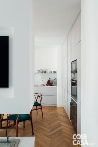 cucina, colonne con i forni, blocco centrale con la tv, office in laccato bianco opaco, pavimento in parquet a spina di pesce cucina, colonne con i forni, blocco centrale con la tv, office in laccato bianco opaco, pavimento in parquet a spina di pesce