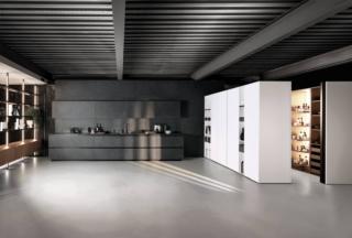 Sembra “scomparire” sulla parete antracite la composizione lineare Telero di Euromobil con le ante lisce e lo schienale in gres Laminam In-Side Cardoso che dona alla superficie un aspetto piacevolmente materico che ricorda la pietra naturale. I tre grandi pensili a sviluppo orizzontale, coordinati nella finitura, completano la composizione e ne aumentano la capacità contenitiva. Un modulo da 60 cm, prezzo 581 euro + IVA. www.euromobil.com Sembra “scomparire” sulla parete antracite la composizione lineare Telero di Euromobil con le ante lisce e lo schienale in gres Laminam In-Side Cardoso che dona alla superficie un aspetto piacevolmente materico che ricorda la pietra naturale. I tre grandi pensili a sviluppo orizzontale, coordinati nella finitura, completano la composizione e ne aumentano la capacità contenitiva. Un modulo da 60 cm, prezzo 581 euro + IVA. www.euromobil.com