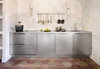 Tutto il fascino dell'acciaio Inox AISI 304, un materiale non solo igienico e resistente, ma anche “bello”, per la composizione lineare Atelier di Abimis che si incastra perfettamente nella nicchia a parete. Le ante squadrate, con aperture a gola, sono declinate nella finitura orbitata. L'assenza dei pensili superiori enfatizza la libertà visiva e mette in evidenza la linea compatta dei moduli base. Prezzo su richiesta. www.abimis.com Tutto il fascino dell'acciaio Inox AISI 304, un materiale non solo igienico e resistente, ma anche “bello”, per la composizione lineare Atelier di Abimis che si incastra perfettamente nella nicchia a parete. Le ante squadrate, con aperture a gola, sono declinate nella finitura orbitata. L'assenza dei pensili superiori enfatizza la libertà visiva e mette in evidenza la linea compatta dei moduli base. Prezzo su richiesta. www.abimis.com