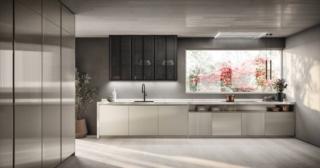Si sviluppa lungo la parete sotto la finestra la cucina Libra di Scavolini: le ante delle basi sono realizzate in vetro opaco e dogato nella finitura Perlage; il piano è declinato nella finitura laccata opaca e in Gres Porcellanato Calacatta Oro Alux. I pensili a sviluppo verticale, posizionati lateralmente, hanno le ante a telaio in Acciaio scuro e rete Round. Prezzo su richiesta. www.scavolini.com Si sviluppa lungo la parete sotto la finestra la cucina Libra di Scavolini: le ante delle basi sono realizzate in vetro opaco e dogato nella finitura Perlage; il piano è declinato nella finitura laccata opaca e in Gres Porcellanato Calacatta Oro Alux. I pensili a sviluppo verticale, posizionati lateralmente, hanno le ante a telaio in Acciaio scuro e rete Round. Prezzo su richiesta. www.scavolini.com