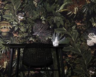 La collezione Extinct Animals di Moooi per Arte (distribuita nel nostro paese da Effeitalia) ripropone una immaginifica Menagerie di animali estinti, stampati digitalmente su tessuto morbido al tatto con retrostante supporto di tessuto non tessuto. Dieci specie derivate da antichi disegni di musei e archivi da tutto il mondo, declinate in quattro varietà cromatiche – Raven (in foto), Ivory, Cloud, Curry –, da scoprire in mezzo al fogliame di una giungla rigogliosa, per celebrare la diversità della natura e nel contempo stimolare la fantasia di chi osserva. Lavabile, la carta da parati è prodotta con una larghezza di 130 cm e diverse altezze, da calcolarsi a metro. www.arte-international.com www. effeitalia.com