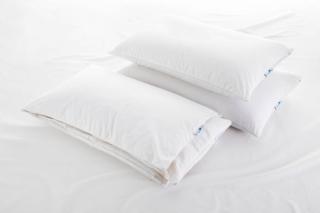 Il cuscino Perla di DauneStep ha nucleo composto da due falde di piumetta accoppiabili o removibili per poter personalizzare l’altezza del cuscino. Termoregolante, ha involucro esterno lavabile ad acqua fino a 40 C°. Misura 50x80 cm. Prezzo 145 euro. www.daunenstep.it Il cuscino Perla di DauneStep ha nucleo composto da due falde di piumetta accoppiabili o removibili per poter personalizzare l’altezza del cuscino. Termoregolante, ha involucro esterno lavabile ad acqua fino a 40 C°. Misura 50x80 cm. Prezzo 145 euro. www.daunenstep.it