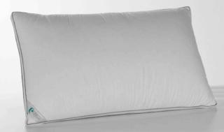 Particolarmente adatto per chi dorme su un fianco, Rio di Cinelli Piume e Piumini è un guanciale confortevole ed elegante, rivestito con un morbido 100% cotone tessuto batista. Ha un’imbottitura in piumino d’oca e piumette d’oca che, separate da 3 diverse camere, svolgono funzioni distinte. La camera centrale presenta un'imbottitura 30% piumino e 70% piumette per offrire sostegno alla testa, mentre le due camere esterne, con un interno in 100% piumino, offrono comfort e sofficità. Il guanciale è impreziosito da un profilo che corre su tutto il perimetro. Misura 50x80 cm e è alto 20 cm. Prezzo 105 euro. www.cinellipiumini.com Particolarmente adatto per chi dorme su un fianco, Rio di Cinelli Piume e Piumini è un guanciale confortevole ed elegante, rivestito con un morbido 100% cotone tessuto batista. Ha un’imbottitura in piumino d’oca e piumette d’oca che, separate da 3 diverse camere, svolgono funzioni distinte. La camera centrale presenta un'imbottitura 30% piumino e 70% piumette per offrire sostegno alla testa, mentre le due camere esterne, con un interno in 100% piumino, offrono comfort e sofficità. Il guanciale è impreziosito da un profilo che corre su tutto il perimetro. Misura 50x80 cm e è alto 20 cm. Prezzo 105 euro. www.cinellipiumini.com