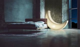Ironica e originale la nuova lampada My Moon di Seletti (design Marcantonio) che è anche un vero e proprio complemento di arredo che può essere utilizzato anche all'esterno perché è resistente alle intemperie. Si tratta di un pezzo speciale che concilia insieme in modo inedito la funzionalità del design e la potenza visiva e poetica dell'arte. www.seletti.it – Fuorisalone, Flagship store Seletti, Corso Garibaldi 117, Milano Ironica e originale la nuova lampada My Moon di Seletti (design Marcantonio) che è anche un vero e proprio complemento di arredo che può essere utilizzato anche all'esterno perché è resistente alle intemperie. Si tratta di un pezzo speciale che concilia insieme in modo inedito la funzionalità del design e la potenza visiva e poetica dell'arte. www.seletti.it – Fuorisalone, Flagship store Seletti, Corso Garibaldi 117, Milano
