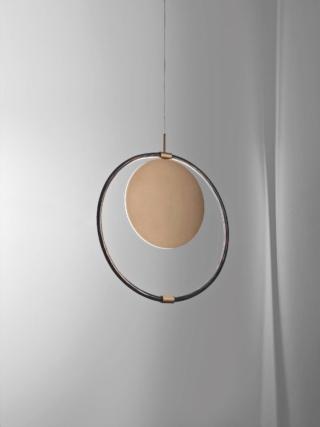 La lampada a sospensione chandelier Enso di Italamp è composta da una struttura tubolare circolare che racchiude al suo interno un disco in metallo con finitura champagne opaco; l'anello esterno, realizzato artigianalmente con un processo antico, è realizzato in vetro artistico nero arricchito con pigmento avventurina dall'aspetto traslucido, simile ad una pietra preziosa. Le linee essenziali e minimali si rifanno al Giappone. www.italamp.com - Fuorisalone, spazio Heritage Forever di Sahrai, Via Manzoni 38, Milano La lampada a sospensione chandelier Enso di Italamp è composta da una struttura tubolare circolare che racchiude al suo interno un disco in metallo con finitura champagne opaco; l'anello esterno, realizzato artigianalmente con un processo antico, è realizzato in vetro artistico nero arricchito con pigmento avventurina dall'aspetto traslucido, simile ad una pietra preziosa. Le linee essenziali e minimali si rifanno al Giappone. www.italamp.com - Fuorisalone, spazio Heritage Forever di Sahrai, Via Manzoni 38, Milano