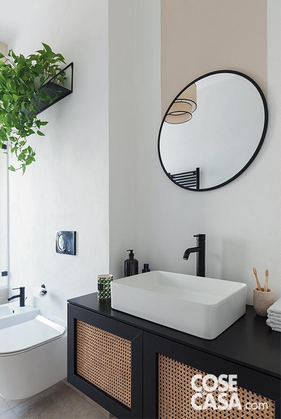 Nel bagno il mobile contenitore sospeso in legno tinto nero, realizzato su disegno della
progettista, è caratterizzato dai frontali delle ante rivestiti in paglia di Vienna che si coordinano con il lampadario a soffitto nello stesso materiale (di Westwing). Il lavabo, i sanitari e la rubinetteria in finitura nera (serie Gun) sono di Jacuzzi. Nel bagno il mobile contenitore sospeso in legno tinto nero, realizzato su disegno della
progettista, è caratterizzato dai frontali delle ante rivestiti in paglia di Vienna che si coordinano con il lampadario a soffitto nello stesso materiale (di Westwing). Il lavabo, i sanitari e la rubinetteria in finitura nera (serie Gun) sono di Jacuzzi.