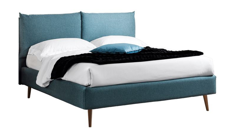Il letto contenitore Be-Double di Perdormire ha una comoda testata composta da due cuscini rivestiti in tessuto in una fresca tonalità di blu; è completamente sfoderabile ed è dotato di un meccanismo di sollevamento del contenitore a compasso. I piedini conici sono in legno ciligio.  Misura L 182 x P 204 x H 20 cm. Prezzo 1.647 euro. www.perdormire.com Il letto contenitore Be-Double di Perdormire ha una comoda testata composta da due cuscini rivestiti in tessuto in una fresca tonalità di blu; è completamente sfoderabile ed è dotato di un meccanismo di sollevamento del contenitore a compasso. I piedini conici sono in legno ciligio.  Misura L 182 x P 204 x H 20 cm. Prezzo 1.647 euro. www.perdormire.com