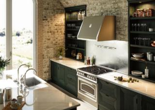 La cucina freestanding Fiorentina di Officine Gullo da 90 cm ha 6 fuochi, doppi bruciatori in ottone dalle alte prestazioni e massicce riglie in ghisa. È dotata di controllo separato dei due anelli del fuochi: interni, ideali per cotture lente, ed esterni per grandi cotture. Il forno a gas ha una capacità di 161 litri. Nella  foto misura L 91,2 x P 76,4 x H 95,2 cm. Prezzo, Iva esclusa e nella finitura cromo lucido, 15.278 euro. https://officinegullo.com/ La cucina freestanding Fiorentina di Officine Gullo da 90 cm ha 6 fuochi, doppi bruciatori in ottone dalle alte prestazioni e massicce riglie in ghisa. È dotata di controllo separato dei due anelli del fuochi: interni, ideali per cotture lente, ed esterni per grandi cotture. Il forno a gas ha una capacità di 161 litri. Nella  foto misura L 91,2 x P 76,4 x H 95,2 cm. Prezzo, Iva esclusa e nella finitura cromo lucido, 15.278 euro. https://officinegullo.com/