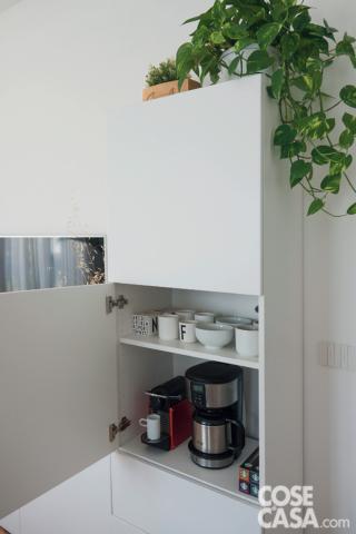 zona cottura del mini appartamento, colonna contenitore per le stoviglie in laccato bianco opaco zona cottura del mini appartamento, colonna contenitore per le stoviglie in laccato bianco opaco