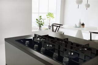 Ha 5 fuochi ad alta efficienza che riducono il consumo di energia il piano cottura a gas con estetica in vetro temperato nero GOWL 958/NB di Whirlpool. È dotato di un bruciatore a doppia corona della potenza di 5 kW e di funzione bollitura extra rapida. Misura L 86 x P 51 cm. Prezzo da rivenditore. www.whirlpool.it Ha 5 fuochi ad alta efficienza che riducono il consumo di energia il piano cottura a gas con estetica in vetro temperato nero GOWL 958/NB di Whirlpool. È dotato di un bruciatore a doppia corona della potenza di 5 kW e di funzione bollitura extra rapida. Misura L 86 x P 51 cm. Prezzo da rivenditore. www.whirlpool.it