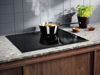 Il piano cottura a induzione SenseBoil EIS62449C di Electrolux con quattro zone di cottura è dotato di sensori che rilevano quando l’acqua raggiunge il punto di ebollizione e ne regolano in automatico la temperatura. Ha collegamento cappa-piano Hob2Hood. L’assorbimento massimo è di 7,2 kW. Misura L 59 x P 52 cm. Prezzo 749,99 euro. www.electrolux.it Il piano cottura a induzione SenseBoil EIS62449C di Electrolux con quattro zone di cottura è dotato di sensori che rilevano quando l’acqua raggiunge il punto di ebollizione e ne regolano in automatico la temperatura. Ha collegamento cappa-piano Hob2Hood. L’assorbimento massimo è di 7,2 kW. Misura L 59 x P 52 cm. Prezzo 749,99 euro. www.electrolux.it