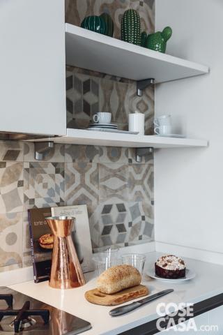 In cucina le piastrelle decorate in gres sono della serie Memory of Cerim di Florim, finitura Décor Liberty. Il parquet in finitura Smoke Oak è di Margaritelli. Sui due lati, i mobili della composizione sono del programma FiloLain di Gruppo Euromobil; gli elettrodomestici da incasso sono di Smeg. Le coppe in rame appoggiate sulla penisola sono della serie Red Moon di Paola C. Stessa produzione per i bicchieri in vetro temperato Plume e per la brocca Broka. Applique Sol di Davide Groppi. In cucina le piastrelle decorate in gres sono della serie Memory of Cerim di Florim, finitura Décor Liberty. Il parquet in finitura Smoke Oak è di Margaritelli. Sui due lati, i mobili della composizione sono del programma FiloLain di Gruppo Euromobil; gli elettrodomestici da incasso sono di Smeg. Le coppe in rame appoggiate sulla penisola sono della serie Red Moon di Paola C. Stessa produzione per i bicchieri in vetro temperato Plume e per la brocca Broka. Applique Sol di Davide Groppi.