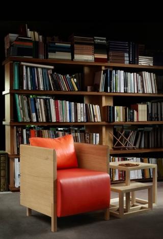 Si ispira alle linee geometriche degli arredi della prima metà del '900 la poltroncina Minimum Max di Bottega Ghianda che ha la scocca completamente realizzata a mano da artigiani altamente specializzati in legno di rovere massello con inserti in ebano a contrasto. É dotata di un comodo schienale concavo in grado di garantire un maggior sostegno; la seduta imbottita è rivestita in tessuto o in pelle. Misura L 62 x P 58 x H 70 cm. www.bottegaghianda.com - Fuorisalone, negozio Bottega Ghianda, Via Pisoni 2, Milano Si ispira alle linee geometriche degli arredi della prima metà del '900 la poltroncina Minimum Max di Bottega Ghianda che ha la scocca completamente realizzata a mano da artigiani altamente specializzati in legno di rovere massello con inserti in ebano a contrasto. É dotata di un comodo schienale concavo in grado di garantire un maggior sostegno; la seduta imbottita è rivestita in tessuto o in pelle. Misura L 62 x P 58 x H 70 cm. www.bottegaghianda.com - Fuorisalone, negozio Bottega Ghianda, Via Pisoni 2, Milano