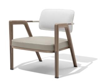 La poltroncina Elsa di Giorgetti è caratterizzata da una struttura in pregiato legno massiccio di noce canaletto, disponibile in tre finiture: naturale, grigio e scuro. Le gambe sono dotate di un inserto in metallo verniciato pewter che crea un piacevole contrasto con la venatura. Il cuscino schienale poggia su un tubolare in metallo verniciato e ricoperto in pelle. È disponibile rivestita in tessuto o in pelle ed è sfoderabile. www.giorgetti.eu – Fuorisalone, Giogetti Atelier, Via Gabrio Serbelloni 14, Milano La poltroncina Elsa di Giorgetti è caratterizzata da una struttura in pregiato legno massiccio di noce canaletto, disponibile in tre finiture: naturale, grigio e scuro. Le gambe sono dotate di un inserto in metallo verniciato pewter che crea un piacevole contrasto con la venatura. Il cuscino schienale poggia su un tubolare in metallo verniciato e ricoperto in pelle. È disponibile rivestita in tessuto o in pelle ed è sfoderabile. www.giorgetti.eu – Fuorisalone, Giogetti Atelier, Via Gabrio Serbelloni 14, Milano