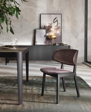 Legno certificato FSC®, proveniente da foreste gestite secondo rigorosi standard ambientali, sociali ed economici, per la struttura della sedia Gisele di Riflessi: è caratterizzata da una linea morbida e dolce che si ispira al passato e la rende comoda ed elegante allo stesso tempo. Le venature del legno impreziosiscono la superficie e mettono in risalto la colorazione dei rivestimenti. www.riflessi.it – Fuorisalone, Riflessi store, Piazza Velasca 6, Milano Legno certificato FSC®, proveniente da foreste gestite secondo rigorosi standard ambientali, sociali ed economici, per la struttura della sedia Gisele di Riflessi: è caratterizzata da una linea morbida e dolce che si ispira al passato e la rende comoda ed elegante allo stesso tempo. Le venature del legno impreziosiscono la superficie e mettono in risalto la colorazione dei rivestimenti. www.riflessi.it – Fuorisalone, Riflessi store, Piazza Velasca 6, Milano