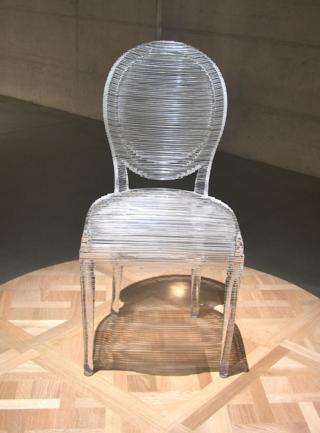 Sedia Medallion of Light di Tokujin Yoshioka in resina acrilica Sedia Medallion of Light di Tokujin Yoshioka in resina acrilica