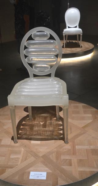 Blowing Chair for Dior di Seungjin Yang in resina epossidica e lattice Blowing Chair for Dior di Seungjin Yang in resina epossidica e lattice
