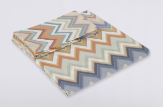 Il set letto matrimoniale Andres di Missoni Home è realizzato in puro cotone con l'iconica fantasia nelle raffinate tonalità pastello. Prezzo 475 euro. www.missoni.com Il set letto matrimoniale Andres di Missoni Home è realizzato in puro cotone con l'iconica fantasia nelle raffinate tonalità pastello. Prezzo 475 euro. www.missoni.com