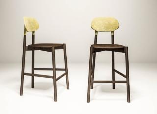 Lo sgabello alto Bokken di Colè Italia ha le gambe e la struttura realizzate, secondo la migliore lezione del Made in Italy, in legno massello di noce o faggio. Lo schienale nella elegante e insolita finitura metallica oro mette in risalto la colorazione e la matericità del legno, esaltandolo in un raffinato gioco di contrasti. Sono disponibili anche le varianti con lo schienale colorato a contrasto nei toni del rosso e del blu, del bianco e del nero. www.coleitalia.com – Fuorisalone, Flagship store Rinascente, 4° piano, Piazza Duomo, Milano Lo sgabello alto Bokken di Colè Italia ha le gambe e la struttura realizzate, secondo la migliore lezione del Made in Italy, in legno massello di noce o faggio. Lo schienale nella elegante e insolita finitura metallica oro mette in risalto la colorazione e la matericità del legno, esaltandolo in un raffinato gioco di contrasti. Sono disponibili anche le varianti con lo schienale colorato a contrasto nei toni del rosso e del blu, del bianco e del nero. www.coleitalia.com – Fuorisalone, Flagship store Rinascente, 4° piano, Piazza Duomo, Milano