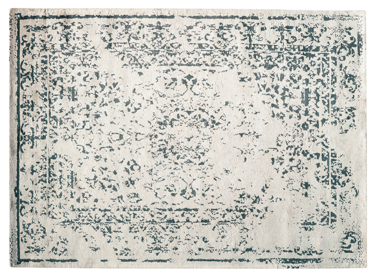 Il tappeto rettangolare Mirage di Toulemonde Bochart in vendita su Made in Design si ispira ai tradizionali modelli orientali, ma è declinato in chiave moderna. È realizzato a mano in pura seta vegetale nei toni del bianco e dell'argento. Misura L 170 x P 240 cm. Prezzo 850 euro. www.madeindesign.it Il tappeto rettangolare Mirage di Toulemonde Bochart in vendita su Made in Design si ispira ai tradizionali modelli orientali, ma è declinato in chiave moderna. È realizzato a mano in pura seta vegetale nei toni del bianco e dell'argento. Misura L 170 x P 240 cm. Prezzo 850 euro. www.madeindesign.it
