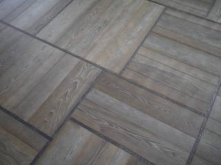 In occasione del Supersalone l'azienda Cadorin presenta un innovativo tappeto in legno: è completamente realizzato, su misura, con listoni di acacia evaporata nella finitura Quarzo Fumé. La bordatura, che delimita l'insieme dei listoni posati in senso orizzontale e verticale, è realizzata in pregiato legno di Noce e arricchita dalla lavorazione Cortec. È disponibile in molteplici forme rettangolari ed è caratterizzato  da due finiture: Quarzo Fumé per l'acacia e Carbonio per il noce. www.cadoringroup.it In occasione del Supersalone l'azienda Cadorin presenta un innovativo tappeto in legno: è completamente realizzato, su misura, con listoni di acacia evaporata nella finitura Quarzo Fumé. La bordatura, che delimita l'insieme dei listoni posati in senso orizzontale e verticale, è realizzata in pregiato legno di Noce e arricchita dalla lavorazione Cortec. È disponibile in molteplici forme rettangolari ed è caratterizzato  da due finiture: Quarzo Fumé per l'acacia e Carbonio per il noce. www.cadoringroup.it