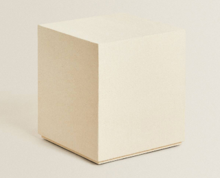Ha l'aspetto di un cubo il tavolino di Zara Home Italia ce ha la struttura in legno di betulla e la superficie nella finitura cemento in u8na colorazione chiara. Misura L 40 x P 40 x H 45 cm. Prezzo 179 euro. www.zarahome.com Ha l'aspetto di un cubo il tavolino di Zara Home Italia ce ha la struttura in legno di betulla e la superficie nella finitura cemento in u8na colorazione chiara. Misura L 40 x P 40 x H 45 cm. Prezzo 179 euro. www.zarahome.com