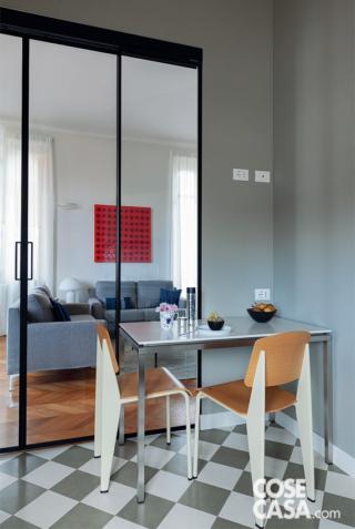 cucina, parete vetrata scorrevole, soggiorno, tavolo della cucina con gambe in metallo, sedie di design in legno, pavimento a scacchi in cementine, parquet a spina di pesce cucina, parete vetrata scorrevole, soggiorno, tavolo della cucina con gambe in metallo, sedie di design in legno, pavimento a scacchi in cementine, parquet a spina di pesce