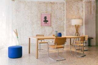 Il nuovo tavolo rettangolare 1140 di Thonet GmbH, è resistente e leggero, funzionale e versatile. Le gambe sono in rovere massello arrotondate all'esterno e il piano è impiallacciato rovere, disponibile nelle versioni sia laccata sia schiarita. La struttura lineare permette di sistemare sotto il piano anche sedie con braccioli. Inoltre è ecosostenibile perché realizzato con un impiego ridotto di materiali e con legno certificato FSC. Si può scegliere fra quattro lunghezze. www.thonet.de – Fuorisalone, SieMatic Showroom, Viale Monte Santo 8, Milano Il nuovo tavolo rettangolare 1140 di Thonet GmbH, è resistente e leggero, funzionale e versatile. Le gambe sono in rovere massello arrotondate all'esterno e il piano è impiallacciato rovere, disponibile nelle versioni sia laccata sia schiarita. La struttura lineare permette di sistemare sotto il piano anche sedie con braccioli. Inoltre è ecosostenibile perché realizzato con un impiego ridotto di materiali e con legno certificato FSC. Si può scegliere fra quattro lunghezze. www.thonet.de – Fuorisalone, SieMatic Showroom, Viale Monte Santo 8, Milano