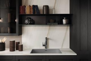 zona lavello cucina Frida anta laccato poro aperto vulcano con maniglia integrata, top Iris bianco lasa zona lavello cucina Frida anta laccato poro aperto vulcano con maniglia integrata, top Iris bianco lasa