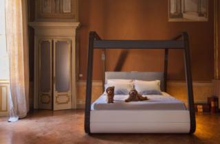 HiAm di Hi-Interiors è un hi-bed ovvero un letto avveniristico che alla funzione principale del riposo e del relax abbina quella dell’intrattenimento. Il disegno si basa sulla leggerezza, optando per materie prime come legno e alluminio declinate secondo un’estetica sobria ed essenziale. Il mix tra tradizione e innovazione si rivela nella dotazione tecnologica: luci di lettura e ambientali, sistema audio ad alta definizione, schermo da 70 pollici con proiettore 4k, reti motorizzate, diffusore di fragranze. Il tutto attivabile grazie a una app iOS nativa. Il letto inoltre, grazie a sensori IoT, sarà in grado di raccogliere dati sul sonno e sull’ambiente, rilevando rumori di disturbo il sonno e identificando la temperatura personale ideale per il riposo. Un’oasi intelligente e sofisticata, che al nostro comando si trasforma in uno “sleep coach”. www.hi-interiors.com HiAm di Hi-Interiors è un hi-bed ovvero un letto avveniristico che alla funzione principale del riposo e del relax abbina quella dell’intrattenimento. Il disegno si basa sulla leggerezza, optando per materie prime come legno e alluminio declinate secondo un’estetica sobria ed essenziale. Il mix tra tradizione e innovazione si rivela nella dotazione tecnologica: luci di lettura e ambientali, sistema audio ad alta definizione, schermo da 70 pollici con proiettore 4k, reti motorizzate, diffusore di fragranze. Il tutto attivabile grazie a una app iOS nativa. Il letto inoltre, grazie a sensori IoT, sarà in grado di raccogliere dati sul sonno e sull’ambiente, rilevando rumori di disturbo il sonno e identificando la temperatura personale ideale per il riposo. Un’oasi intelligente e sofisticata, che al nostro comando si trasforma in uno “sleep coach”. www.hi-interiors.com
