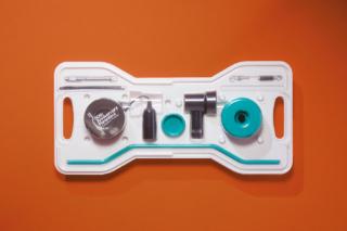 packaging lampada Parentesi (1971) di Achille Castiglioni e Pio Manzù per Flos