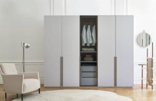 Ante a battente in laccato satinato bianco e  perla per il grande il modello Ethan di Ligne Roset: è presente un'anta centrale in vetro temperato fumé grigio con telaio in alluminio anodizzato spazzolato fumé che pone in bella vista la cassettiera e gli accessori esposti. La maniglia verticale in alluminio anodizzato spazzolato fumé si trasforma in un elemento decorativo. Misura L 290 x P 62 x H 235 cm. Prezzo su richiesta. www.ligne-roset.com