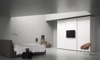 Aggiunge un'altra funzione al contenimento l'armadio Tv-Out di MD House, caratterizzato dalla presenza di ante scorrevoli bianche, con le maniglie integrate, che diventano una parete di supporto per lo schermo tv, anche di grandi dimensioni. É disponibile in numerose finiture: laccato opaco o lucido, Materico Neve, Spago, Fango, Frassinato Bianco... Misura L 347,5 x P 70,6 x H 256 cm. Prezzo su richiesta. www.mdhouse.it