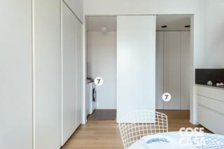 cucina, parquet, armadi, basi con cassetti in laccato bianco, tavolo, sedia con schienale a rete, quinta, zona lavanderia, faretti incassati cucina, parquet, armadi, basi con cassetti in laccato bianco, tavolo, sedia con schienale a rete, quinta, zona lavanderia, faretti incassati