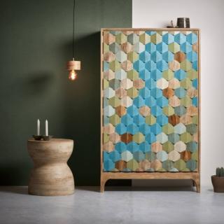 Effetto multicolor per il piccolo armadio Kyle di Kave Home che ha le due ante a battente realizzate in legno massello di mango naturale intagliato, effetto rilievo, con finitura colorata insolita e originale. Misura L 85 x P 40 x H 140 cm. Prezzo 979 euro. www.kavehome.com