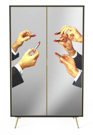 Un decoro irriverente e originale per le due ante a specchio dell'Armadio Rossetti di Seletti che si trasforma nel protagonista indiscusso di qualsiasi ambiente. La struttura è realizzata in Mdf scuro;  i piedini in metallo dorato si ispirano ai modelli Anni Cinquanta. Misura L 120 x P 60 x H 200 cm. Prezzo 3.390 euro. www.seletti.it