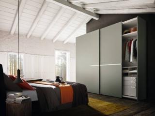 Due grandi ante scorrevoli in laccato opaco declinato in una raffinata tonalità tè verde per il modello Even della collezione Poker di Alf DaFrè. La pratica cassettiera interna permette di sistemare in perfetto ordine gli accessori. Misura L 294,5 x P 65 x H 255,1 cm. Prezzo su richiesta. www.alfdafre.it