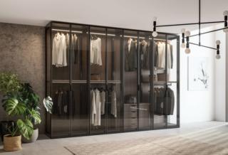 Il grande armadio Open di Giessegi ha i fianchi e le otto ante a battente caratterizzate dalla presenza di un telaio in alluminio nella finitura brown con vetro reflex che lascia intravedere abiti e accessori racchiusi al suo interno. I pannelli e le attrezzature sono realizzati in teak nobilitato. Misura L 368,5 x P 61 x H 262 cm. Prezzo 8.839 euro + IVA. www.giessegi.it