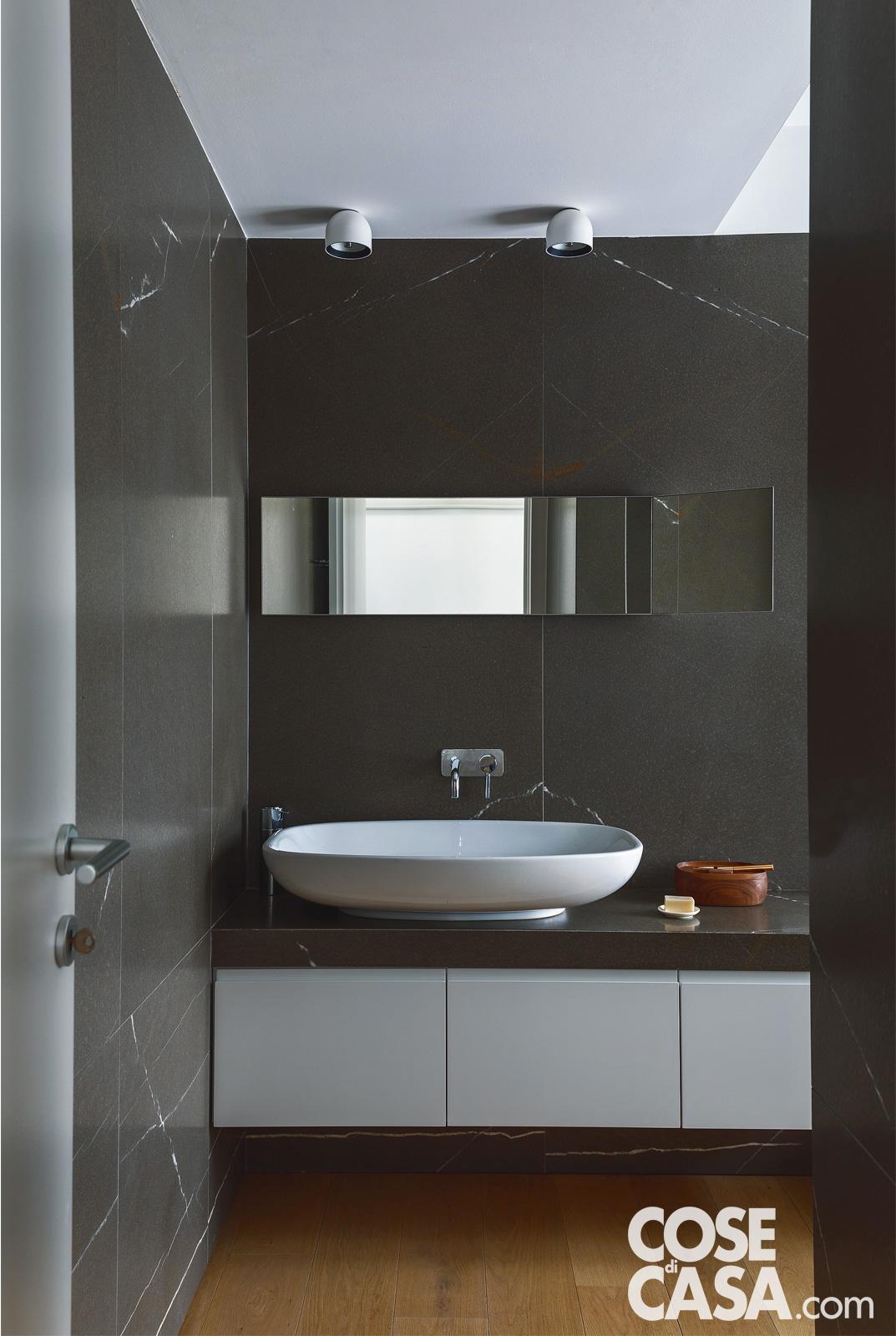 Il lavabo, appoggiato sul piano, è di Ceramica Flaminia con rubinetteria di Zucchetti. I rivestimenti in pietra piasentina sono stati posati da Milano Ecostrutture. I faretti sopra il lavabo sono di Flos. Il lavabo, appoggiato sul piano, è di Ceramica Flaminia con rubinetteria di Zucchetti. I rivestimenti in pietra piasentina sono stati posati da Milano Ecostrutture. I faretti sopra il lavabo sono di Flos.