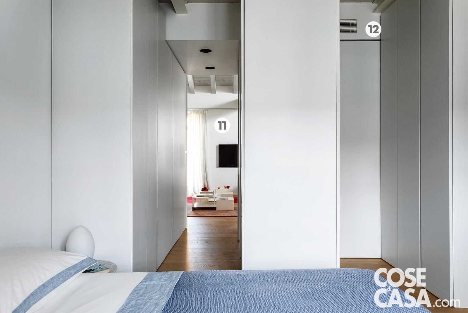 Nel guardaroba adiacente alla camera, gli armadi su disegno sono stati realizzati da Pirozzi Falegnameria Milano. Nel guardaroba adiacente alla camera, gli armadi su disegno sono stati realizzati da Pirozzi Falegnameria Milano.