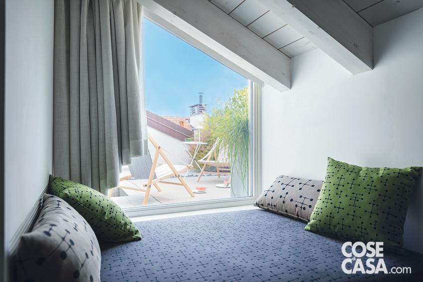 Nel sottotetto i cuscini verdi e grigi appoggiati a terra sono di Kvadrat. Nel sottotetto i cuscini verdi e grigi appoggiati a terra sono di Kvadrat.