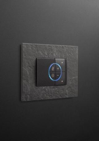 Il nuovo comando vocale da incasso di Vimar (in foto con placca Eikon Exé nero Marquina) rende l’uso della tecnologia semplice e alla portata di tutti. Sviluppato su tecnologia Alexa, amplia il classico concetto di comando tattile, permettendo di azionare luci, movimentare tende e tapparelle, controllare il clima, richiamare degli scenari, ascoltare la musica preferita e controllare altri dispositivi compatibili, come ad esempio le prese mobili multiple smart di Vimar, semplicemente attraverso la voce. Dotato di connessione wi-fi, è ideale sia per sistemi smart View Wireless, grazie alla connettività mesh Bluetooth 5.0, sia per sistemi domotici filari By-me Plus. La programmazione è intuitiva tramite app View Pro e View Wireless. E per rendere l’edificio ancora più smart, il relè a bordo del dispositivo può essere controllato tramite smartphone e tablet tramite app View, Google Home, Apple HomeKit. www.vimar.com Il nuovo comando vocale da incasso di Vimar (in foto con placca Eikon Exé nero Marquina) rende l’uso della tecnologia semplice e alla portata di tutti. Sviluppato su tecnologia Alexa, amplia il classico concetto di comando tattile, permettendo di azionare luci, movimentare tende e tapparelle, controllare il clima, richiamare degli scenari, ascoltare la musica preferita e controllare altri dispositivi compatibili, come ad esempio le prese mobili multiple smart di Vimar, semplicemente attraverso la voce. Dotato di connessione wi-fi, è ideale sia per sistemi smart View Wireless, grazie alla connettività mesh Bluetooth 5.0, sia per sistemi domotici filari By-me Plus. La programmazione è intuitiva tramite app View Pro e View Wireless. E per rendere l’edificio ancora più smart, il relè a bordo del dispositivo può essere controllato tramite smartphone e tablet tramite app View, Google Home, Apple HomeKit. www.vimar.com